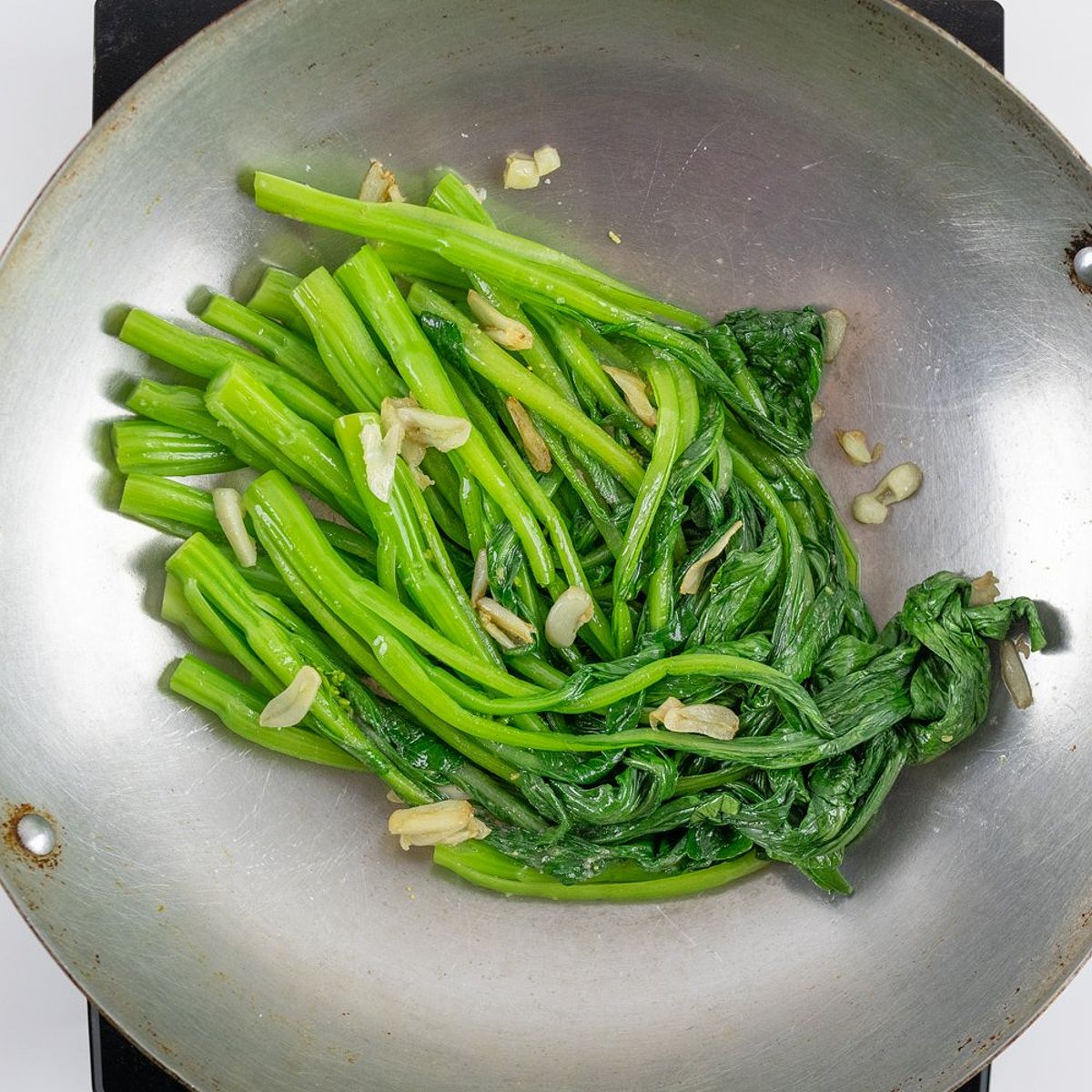 Add blanched choy sum and seasoning