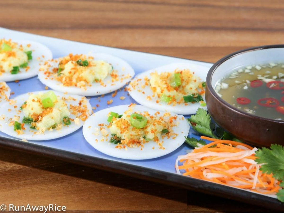 Delicate steamed rice cakes topped with mung beans and shrimp