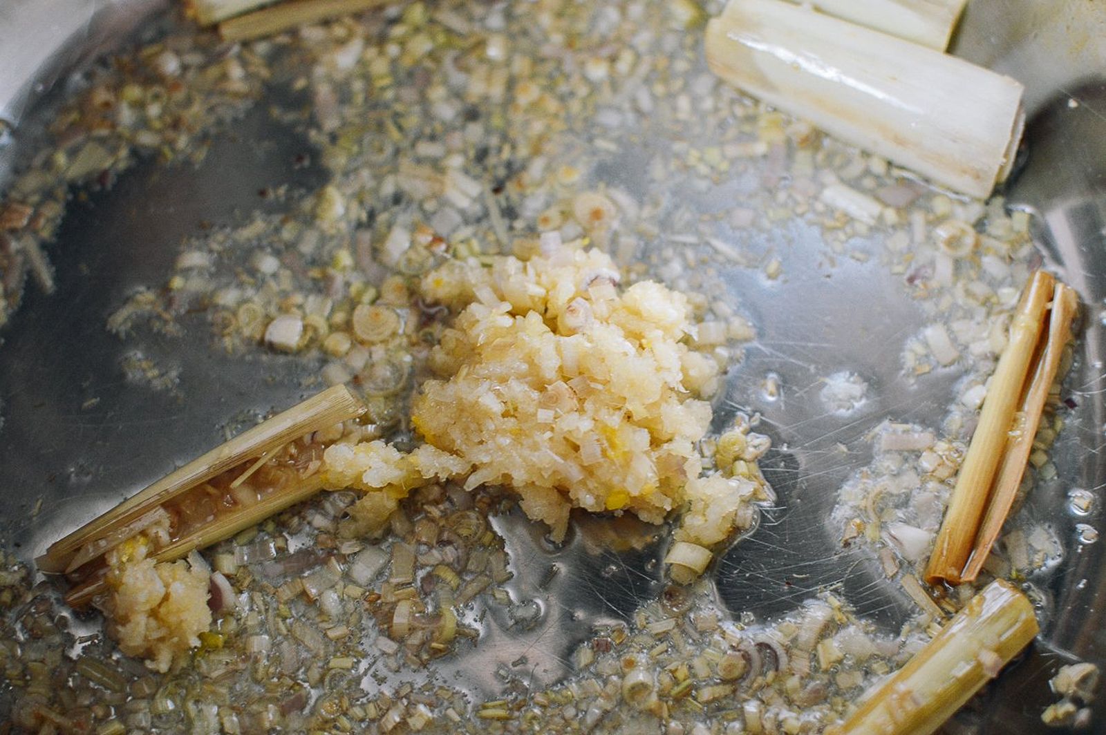 Lemongrass and garlic infusing in oil