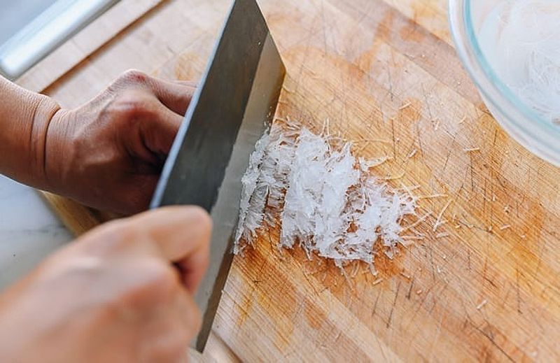 Chopping mung bean noodles