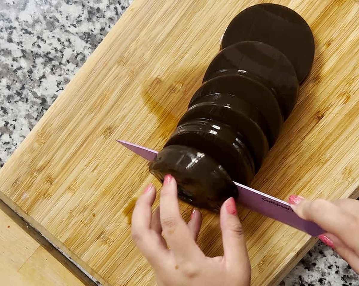 Cutting grass jelly into slices