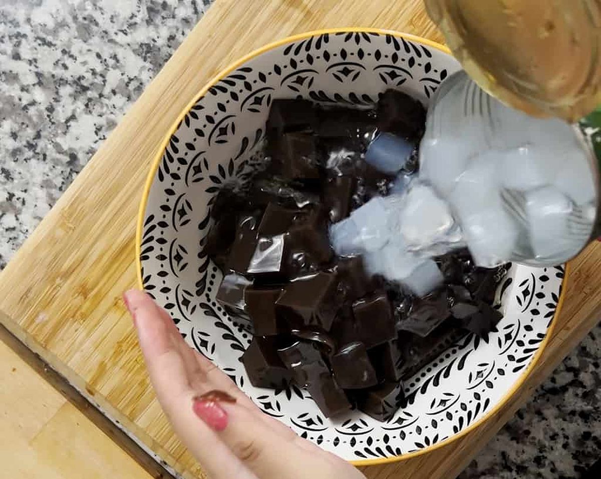 Pouring coconut jelly into grass jelly