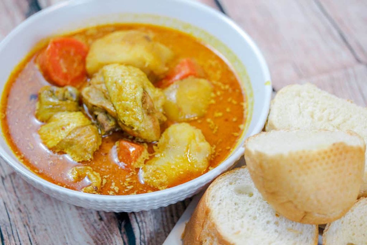 Vietnamese Chicken Curry with French Bread